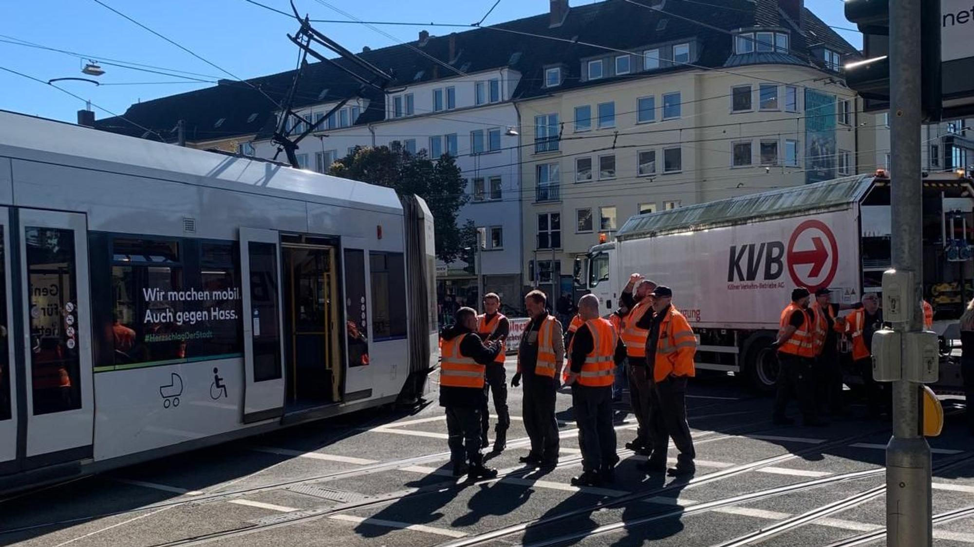 Eine der beiden Stadtbahnen ist aus dem Gleiskörper gesprungen.