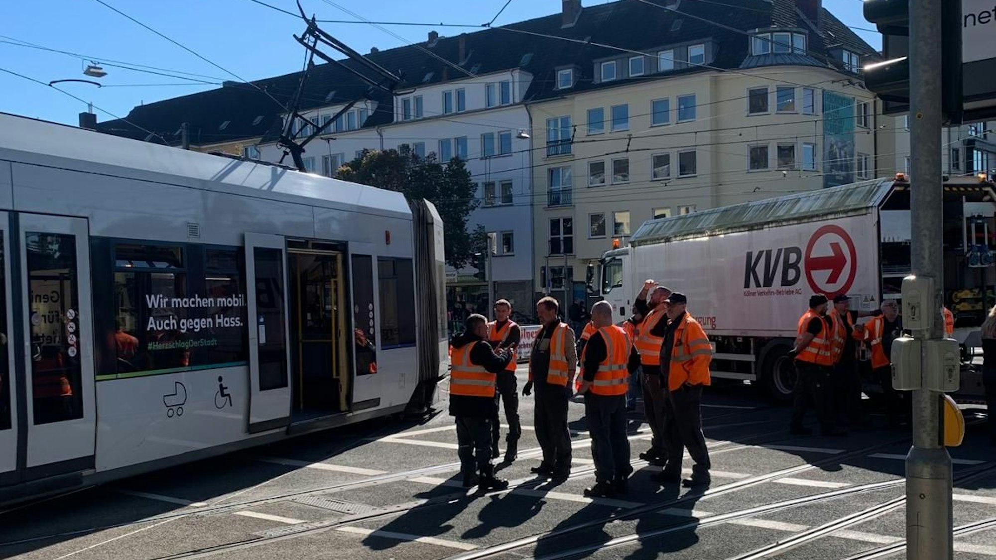 Eine der beiden Stadtbahnen ist aus dem Gleiskörper gesprungen.