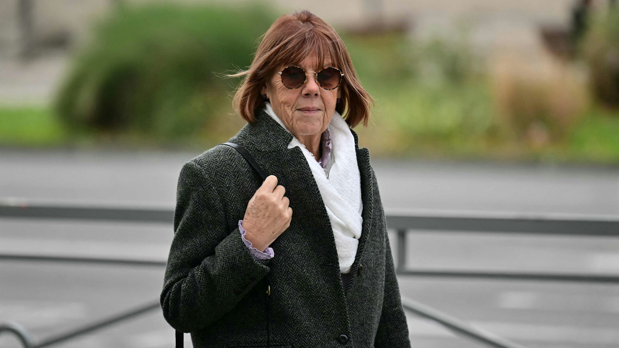 Gisèle Pelicot vor dem Gerichtsgebäude in Avignon. Erstmals wurden Videos der Vergewaltigungen im Gerichtssaal gezeigt. (Archivbild)