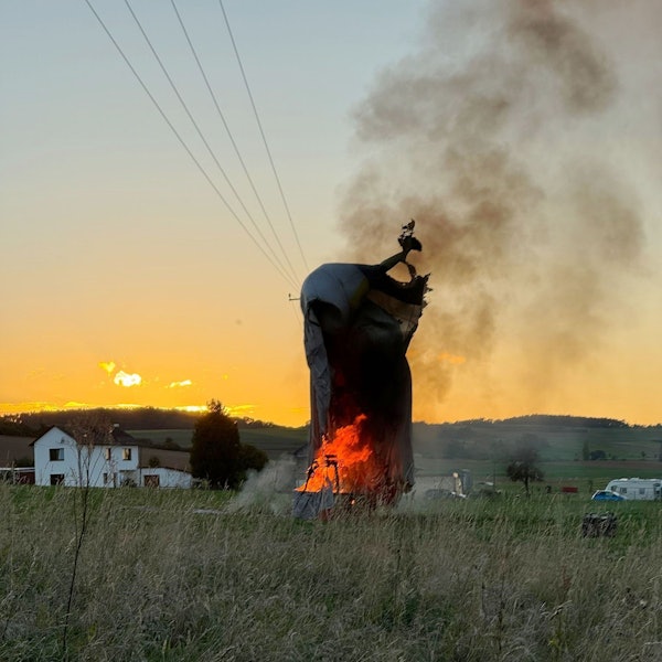 Die Hülle eines Heißluftballons hängt bei Zülpich-Schwerfen in einer Stromleitung. Der Korb darunter brennt.