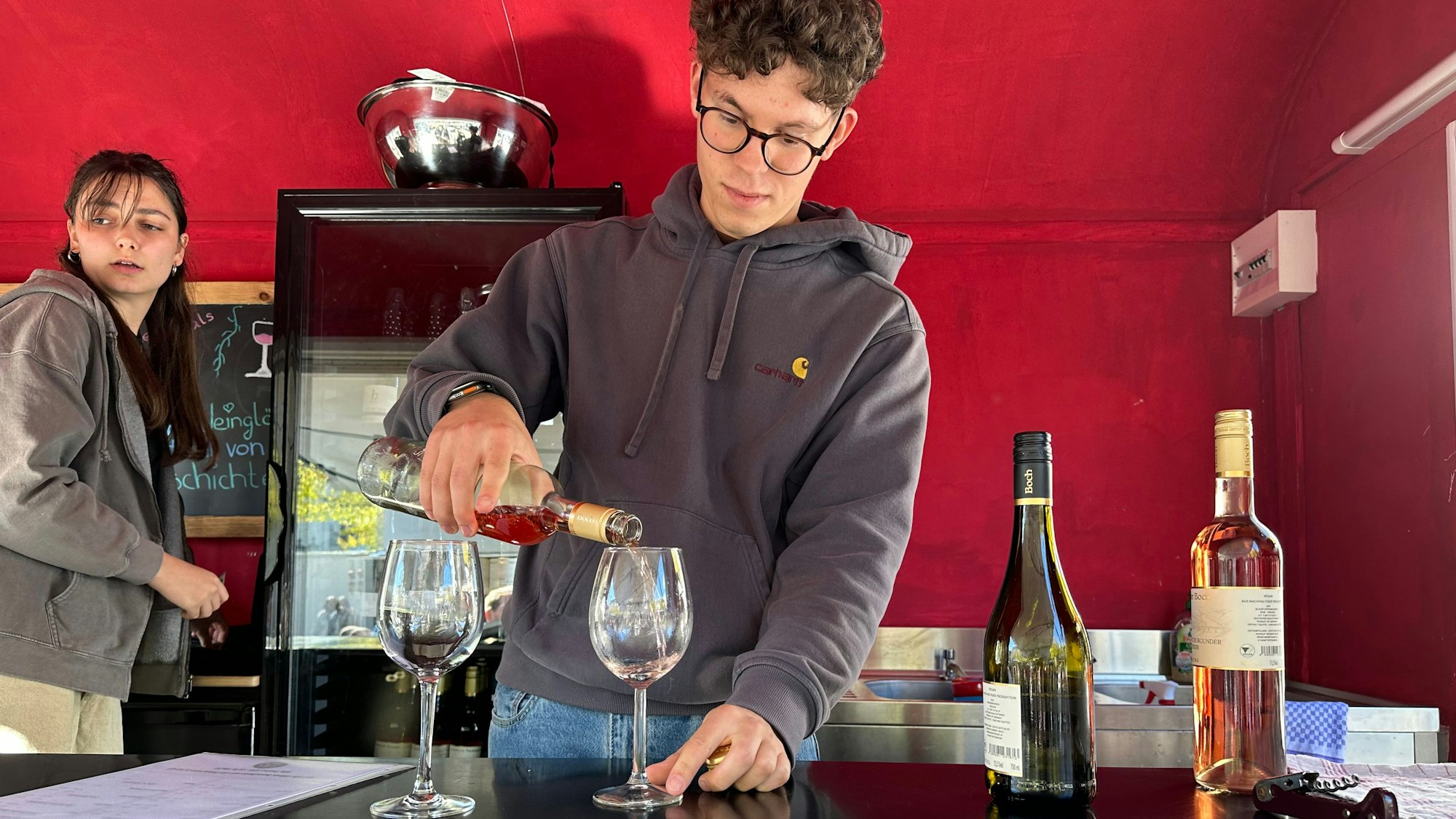 Am besten verkauft wurde beim Weinrädchen der Rose, den Christoph Mossal gerade einschenkt.