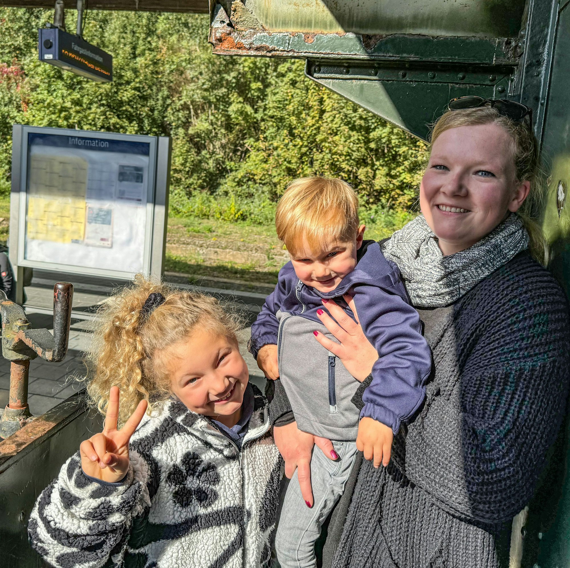 Am letzten Fahrtag des Dampfzugs Bergischer Löwe ist auch diese Familie aus Wenden in Westfalen an Bord. Ein Heimatbesuch, denn die 33-Jährige stammt aus Bergneustadt