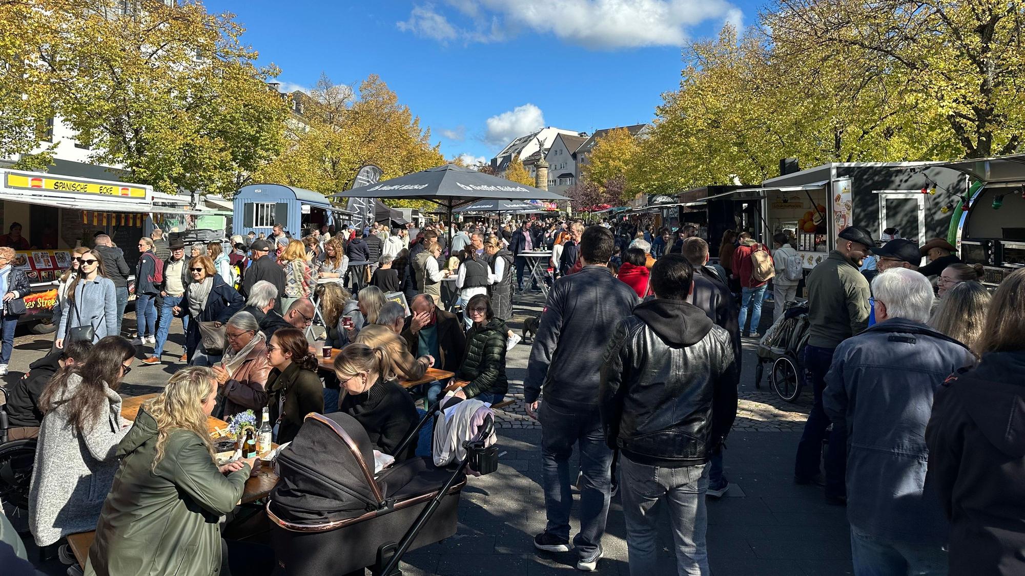 Dicht gedrängt gehen Menschen beim Streetfood Festival über den Marktplatz in Siegburg.