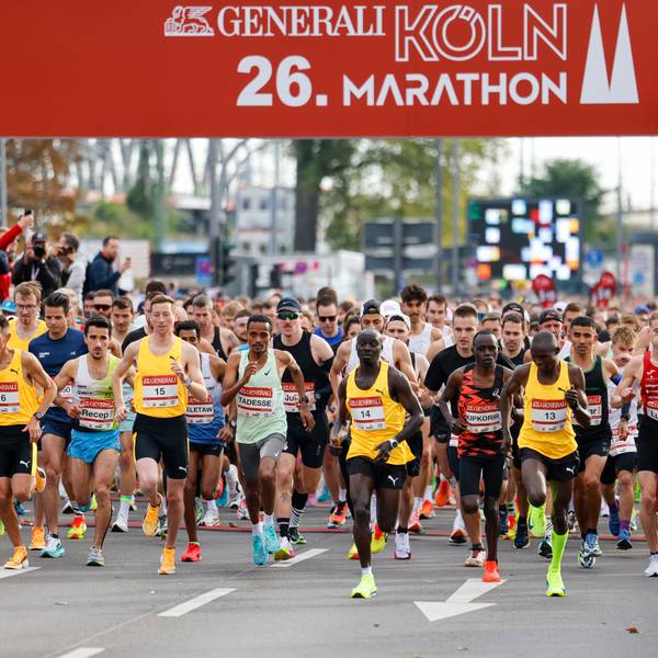 Ordentlich was los auf den Kölner Straßen: Über 37.000 Menschen gehen beim Köln-Marathon an den Start.
