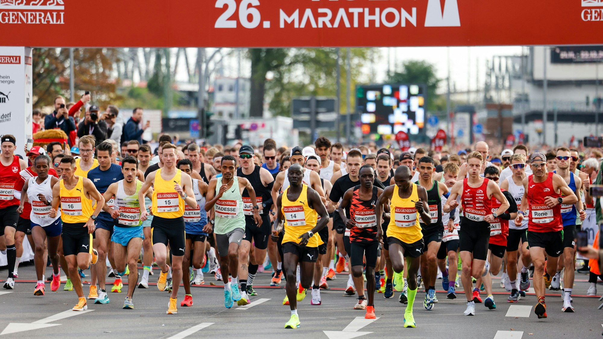 Ordentlich was los auf den Kölner Straßen: Über 37.000 Menschen gehen beim Köln-Marathon an den Start.