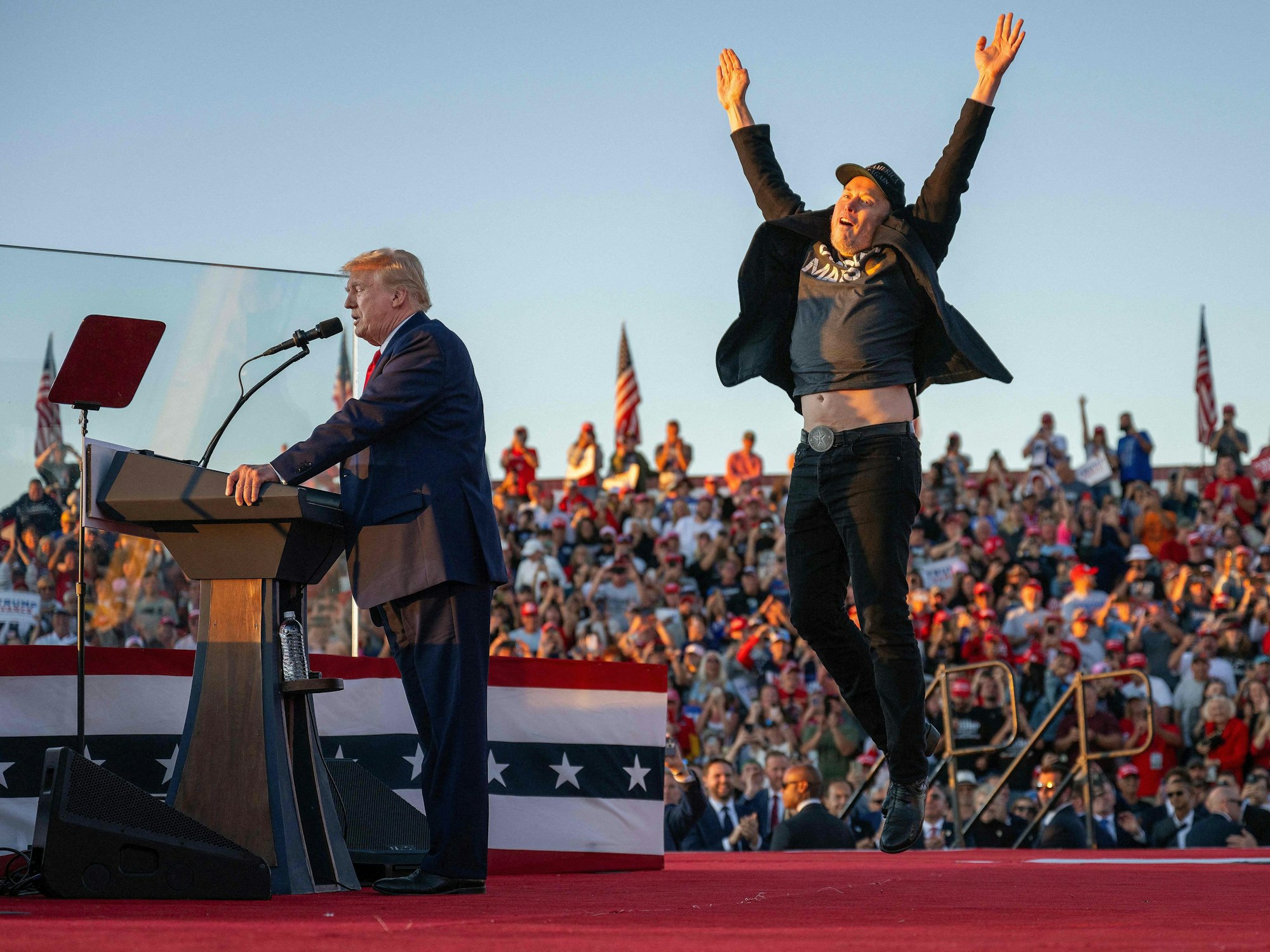 Elon Musk hüpft auf der Bühne mit Donald Trump bei einer Wahlkampfveranstaltung in Butler, Pennsylvania am 5. Oktober 2024.