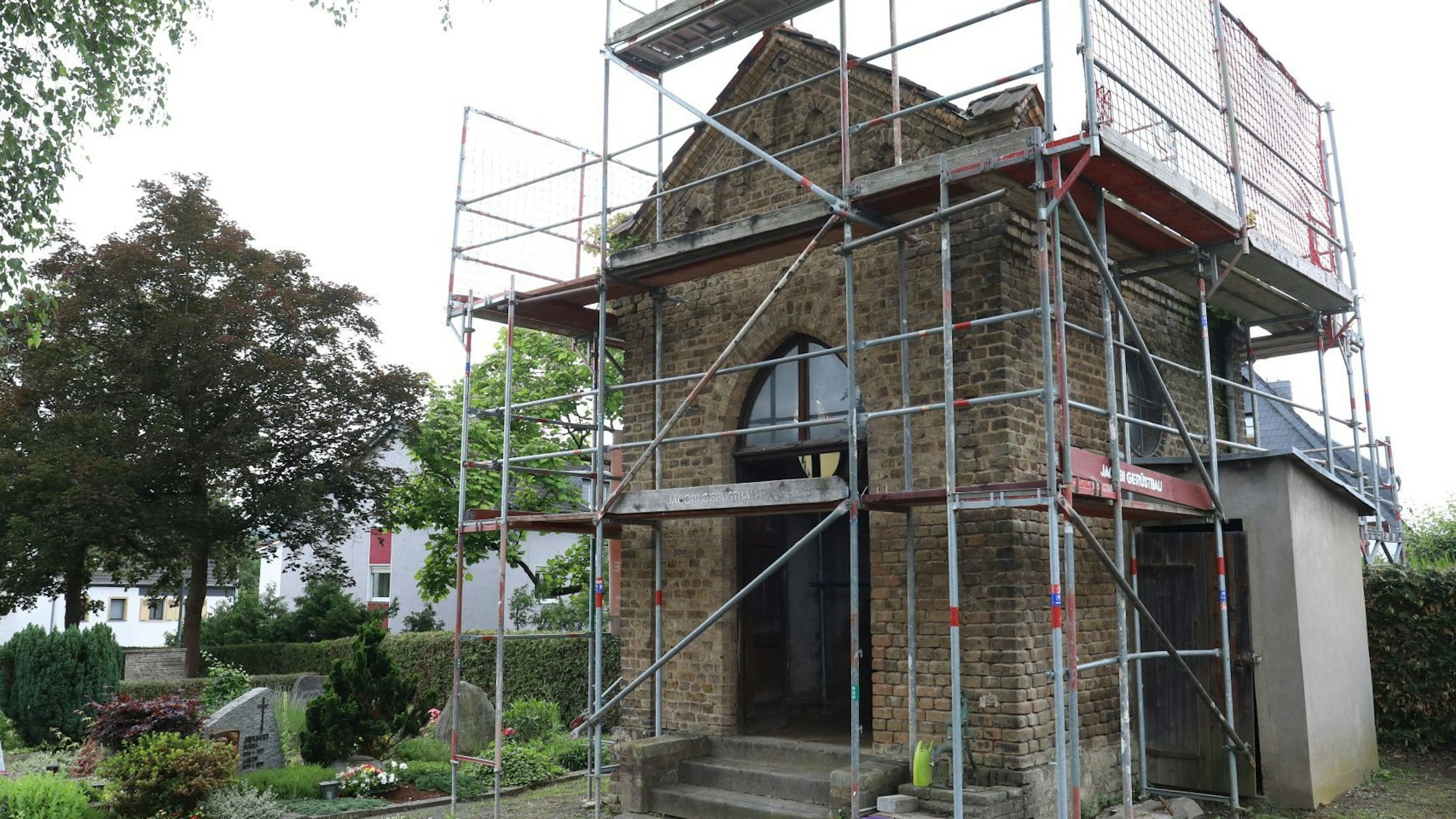 Ein kleines Backsteingebäude ist eingerüstet.