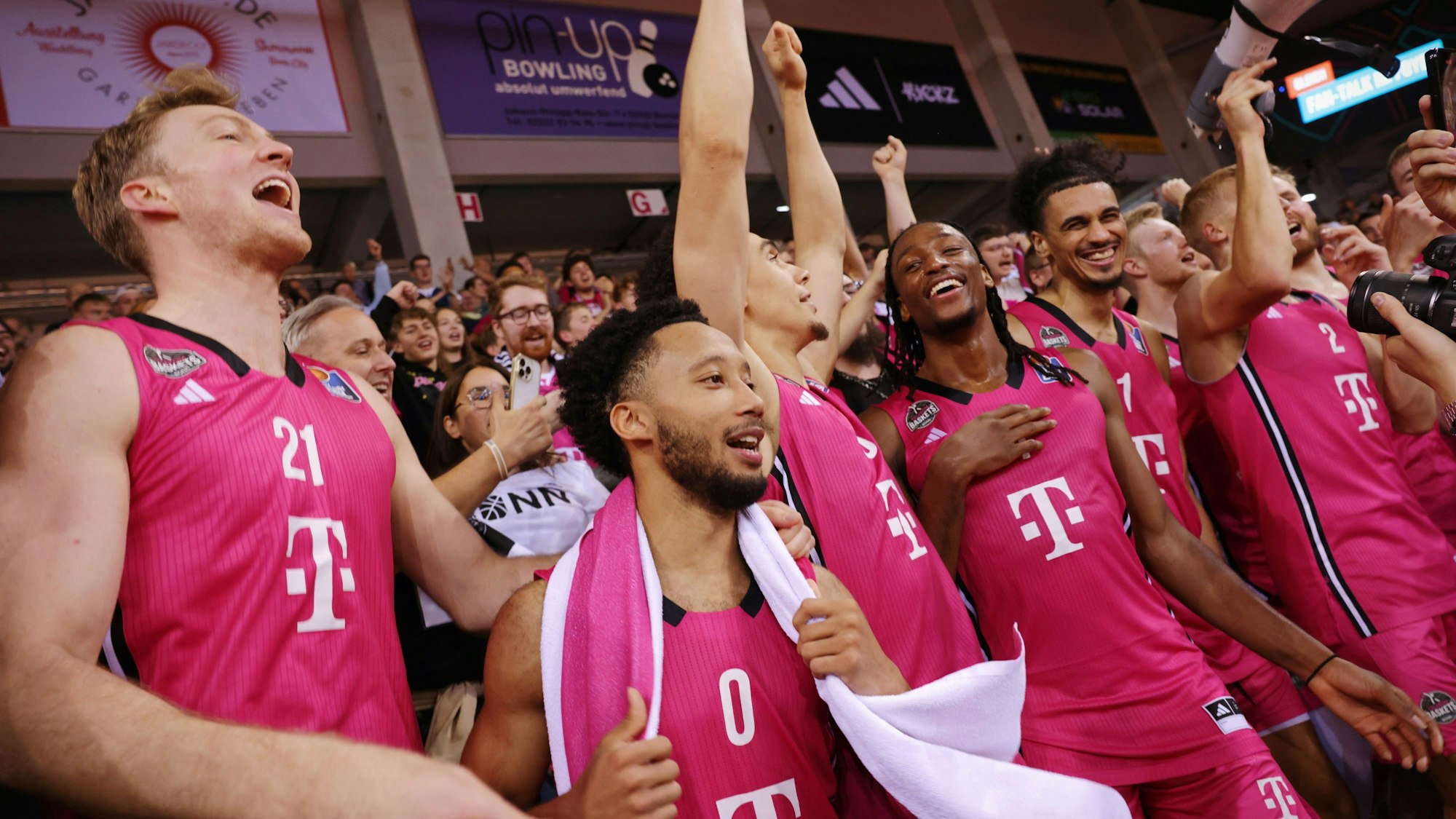 Die Telekom Baskets Bonn genießen nach dem Sieg gegen ALBA Berlin die Stimmung mit den Fans im TelekomDome.