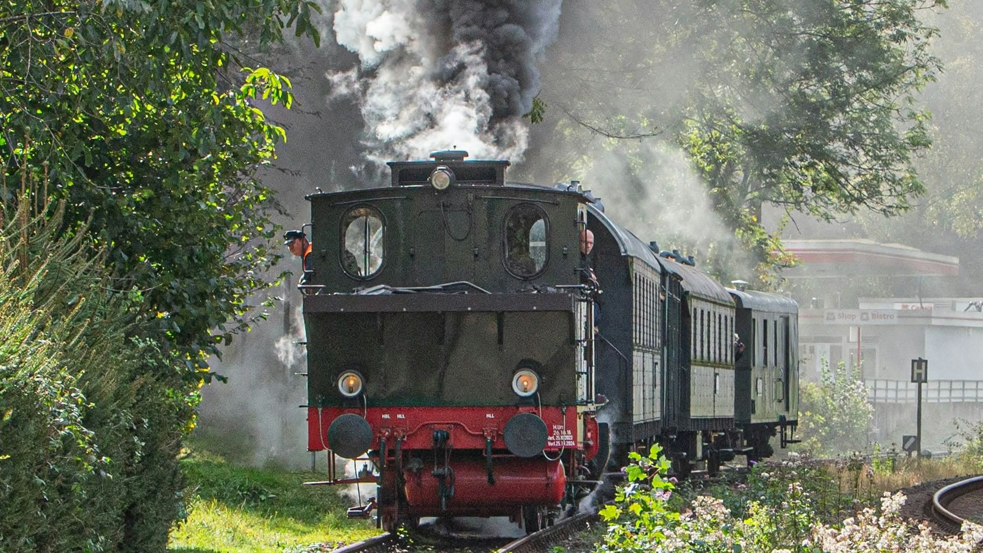 Die Dampflok Waldbröl rangiert auf dem Gleisabschnitt in Engelskirchen-Osberghausen, Dampf steigt aus dem Schornsein der Lok auf.