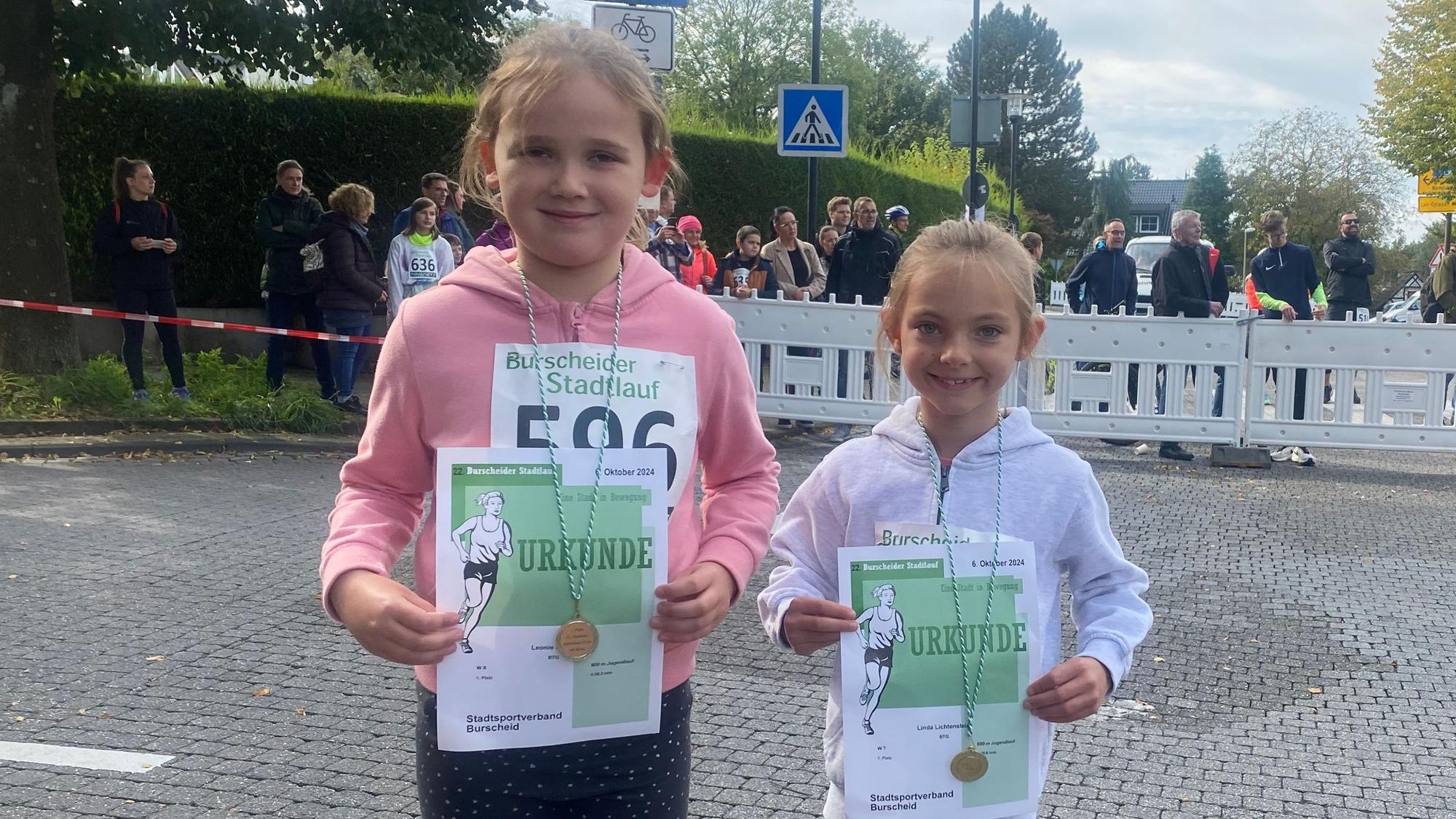 Leonie Fuchs und Linda Lichtenstein nahmen am 800-Meter-Lauf teil.