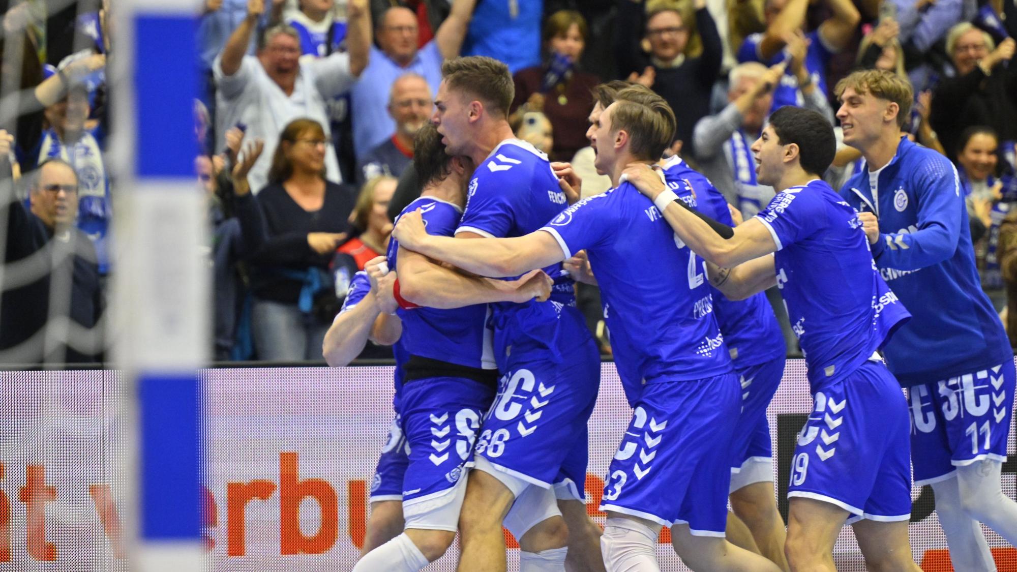 Jubel der VfL-Handballer nach dem Ausgleich gegen Tabellenführer Flensburg.