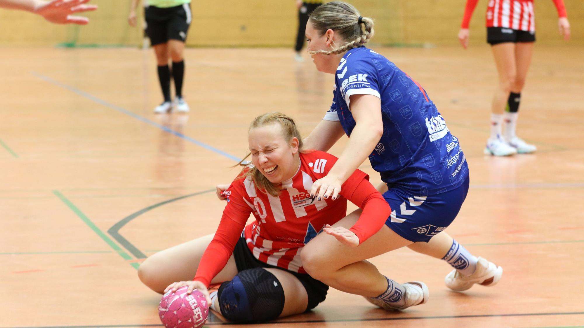 Die Euskirchenerin wird zu Boden gedrückt, ihr Gesicht ist schmerzverzerrt. Den Ball hat sie noch in der Hand. Ihre Gegnerin fällt ebenfalls.