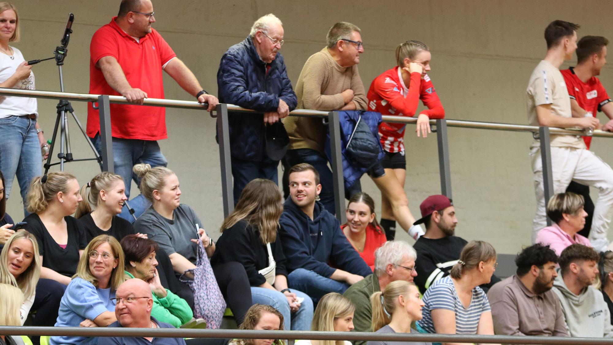 Auf der Tribüne hat sich die Spielerin ins Publikum eingereiht.