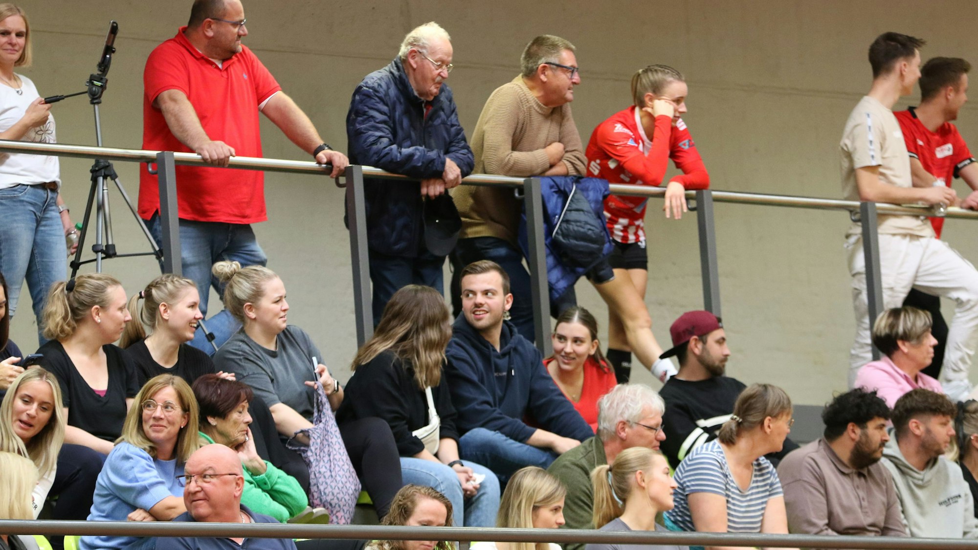 Auf der Tribüne hat sich die Spielerin ins Publikum eingereiht.