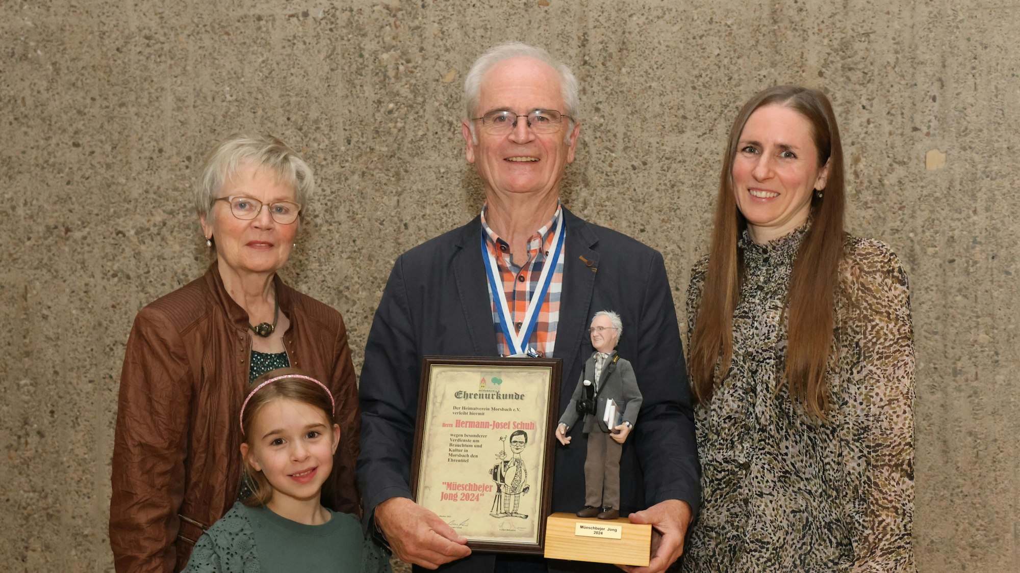 Hermann-Josef Schuh (74) ist diesjähriger Träger des Heimatpreises „Müeschbejer Jong“, hier mit seiner Frau Anita (l.), Tochter Daniela Göbler und Enkelin Greta.