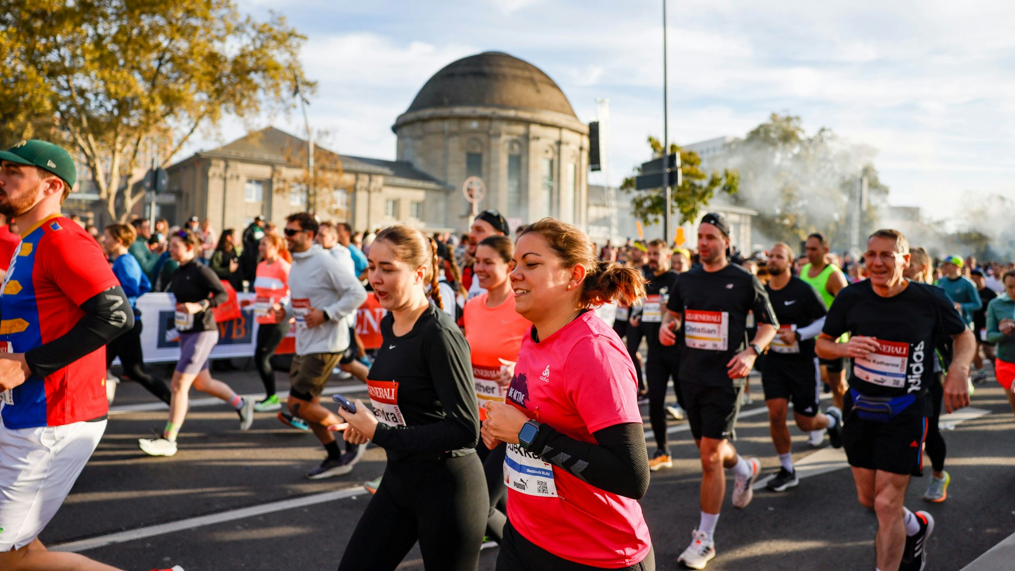 Start am Deutzer Bahnhof: Schon um 9 Uhr fiel der Startschuss für den Halbmartahon, beim Marathon gab es einen äthiopischen Doppelsieg.