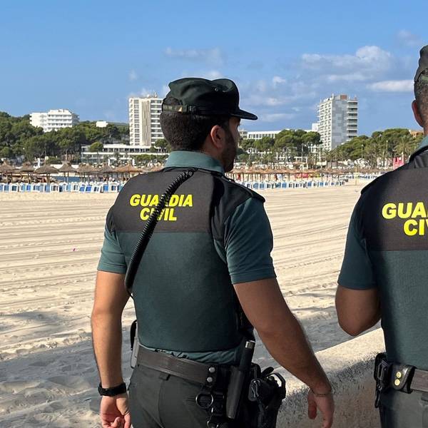 Mitglieder der spanischen Guardia Civil sind nahe eines Strandes im Einsatz. (Archivbild)