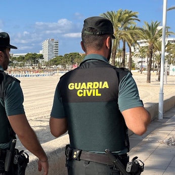 Mitglieder der spanischen Guardia Civil sind nahe eines Strandes im Einsatz. (Archivbild)