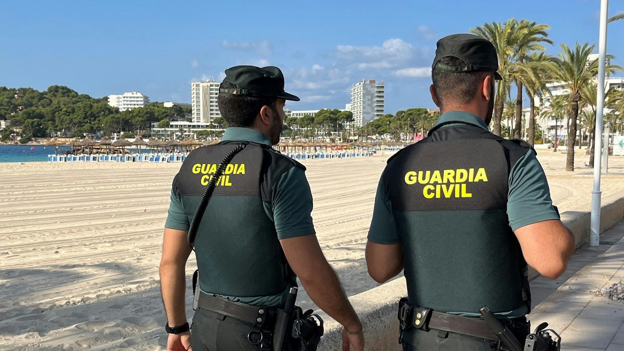 Mitglieder der spanischen Guardia Civil sind nahe eines Strandes im Einsatz. (Archivbild)