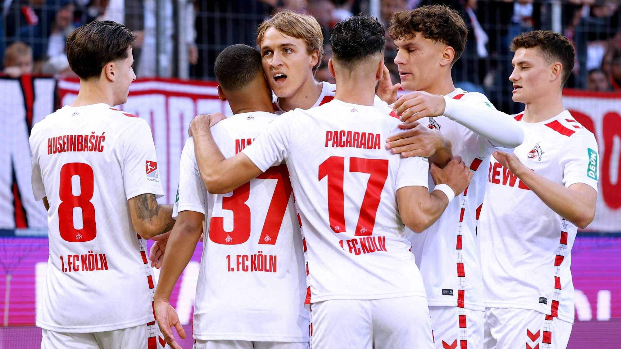Pragmatischer Jubel: Der feiert die 1:0-Führung von Kapitän Timo Hübers (3.v.l.).