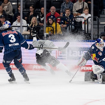 Haie-Stürmer Justin Schütz dreht nach seinem ersten Treffer in München jubelnd ab.