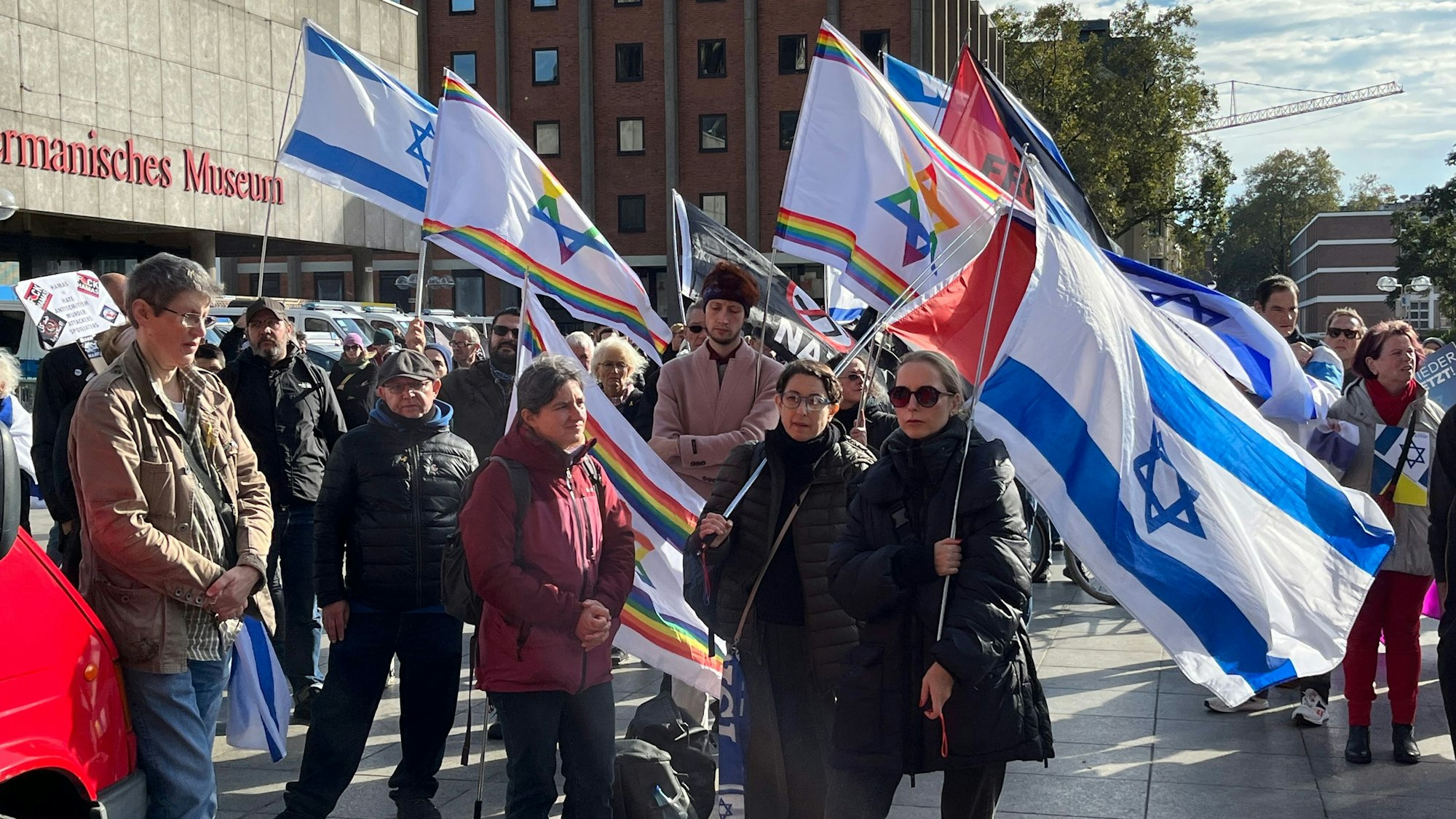 Trauer und Solidarität mit Israel: Demonstrierende auf dem Roncalliplatz.