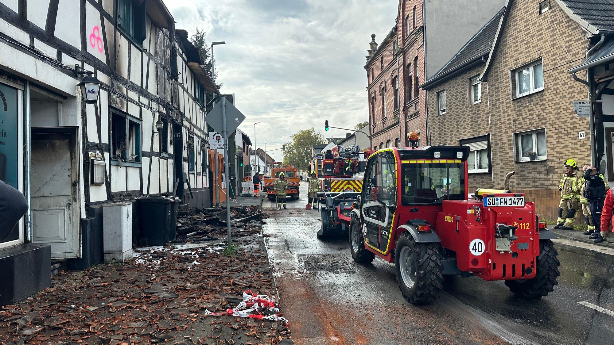 Mit einem Teleskoplader wurden die Trümmerteile durch die Feuerwehr von der Straße geräumt.