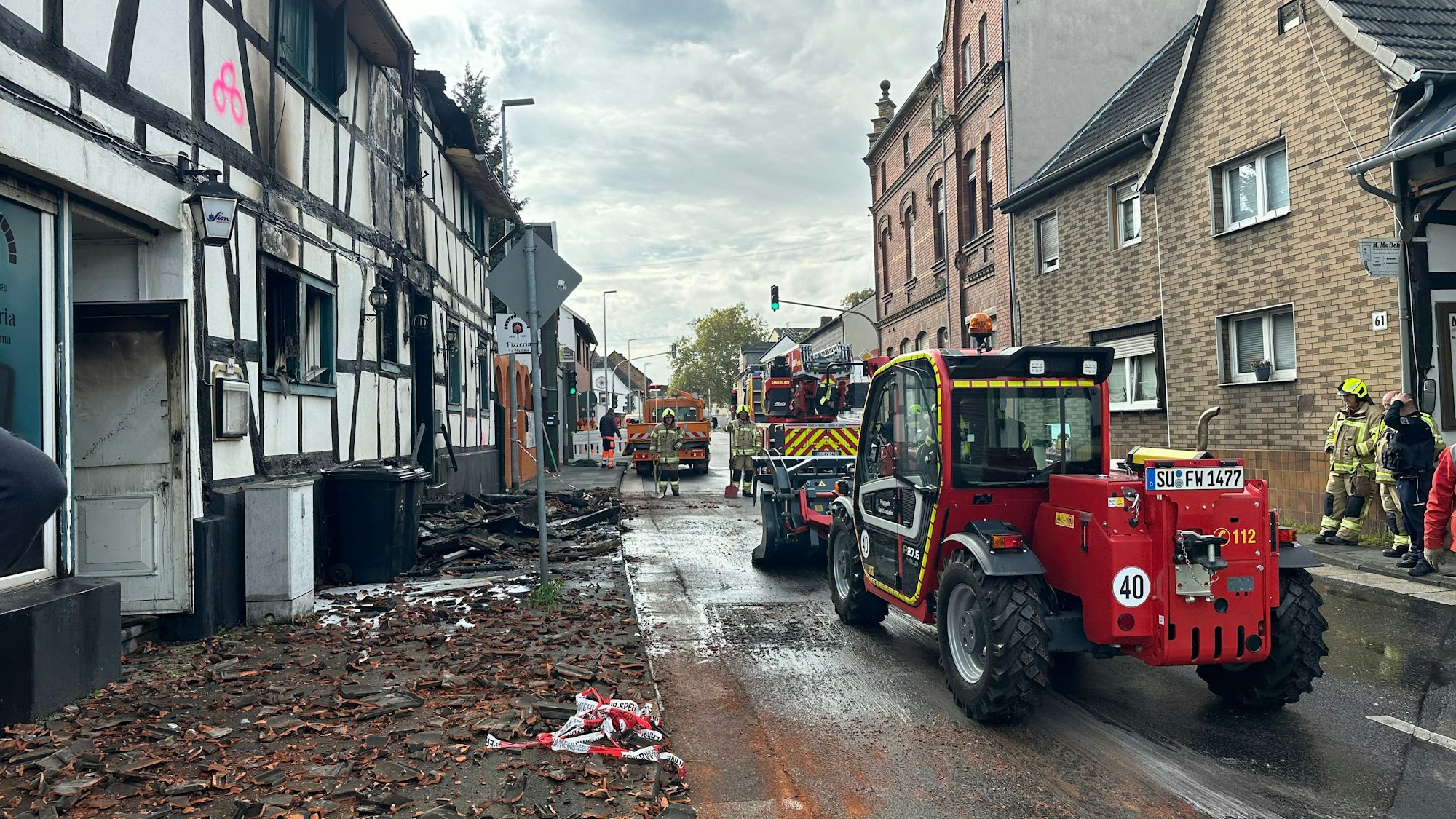 Mit einem Teleskoplader wurden die Trümmerteile durch die Feuerwehr von der Straße geräumt.