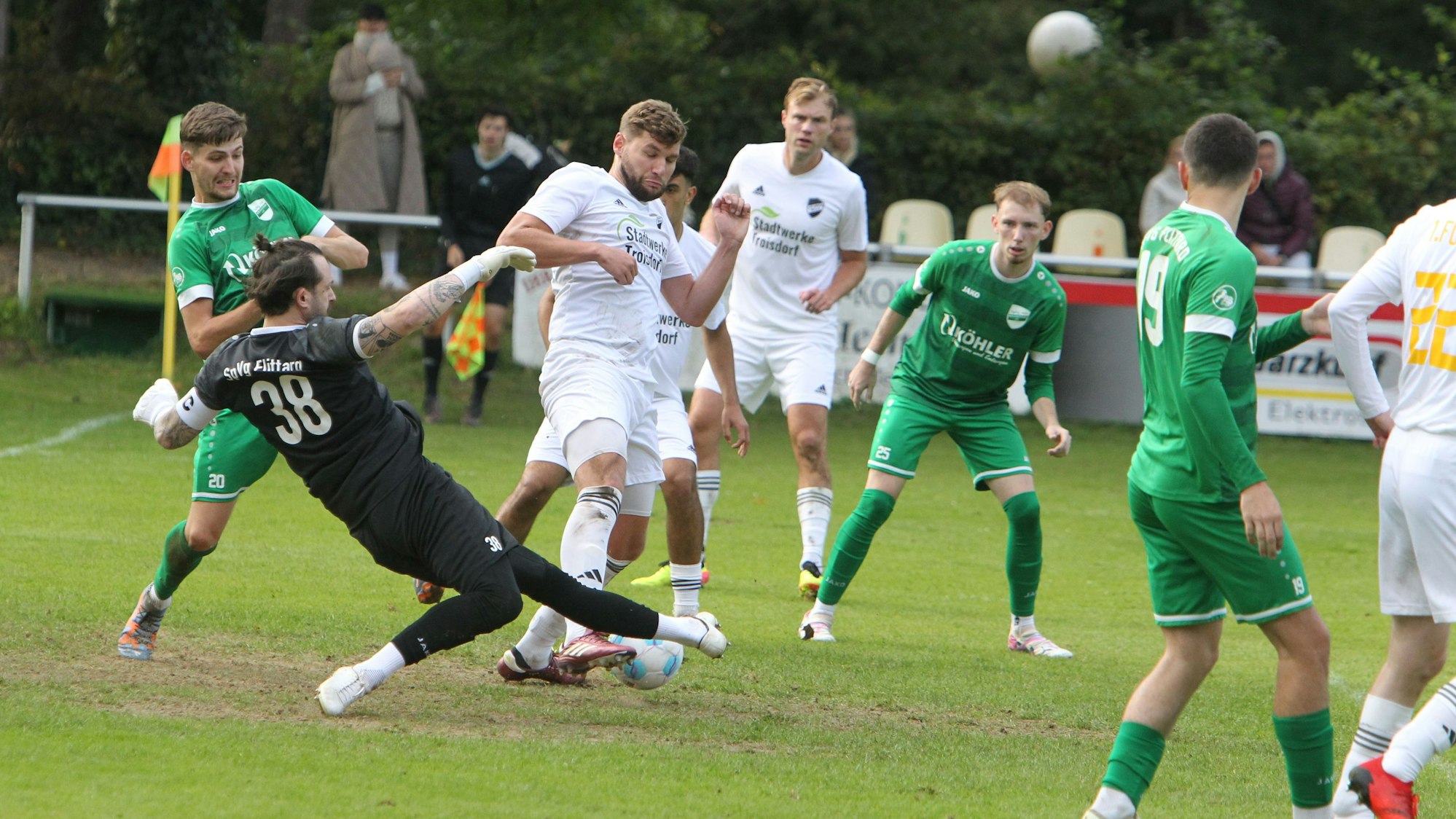 Dicke Luft im Flittarder Strafraum: Der Gästekeeper kann vor Kevin Suchy klären.
