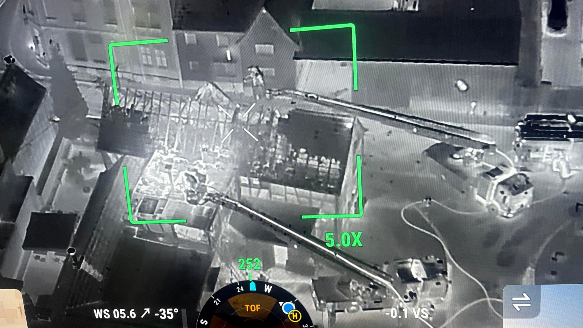 Die Wärmebildaufnahme der Feuerwehrdrohne zeigt die Brandausbreitung im Gebäude und den massiven Löschangriff der ehrenamtlichen Einsatzkräfte.
