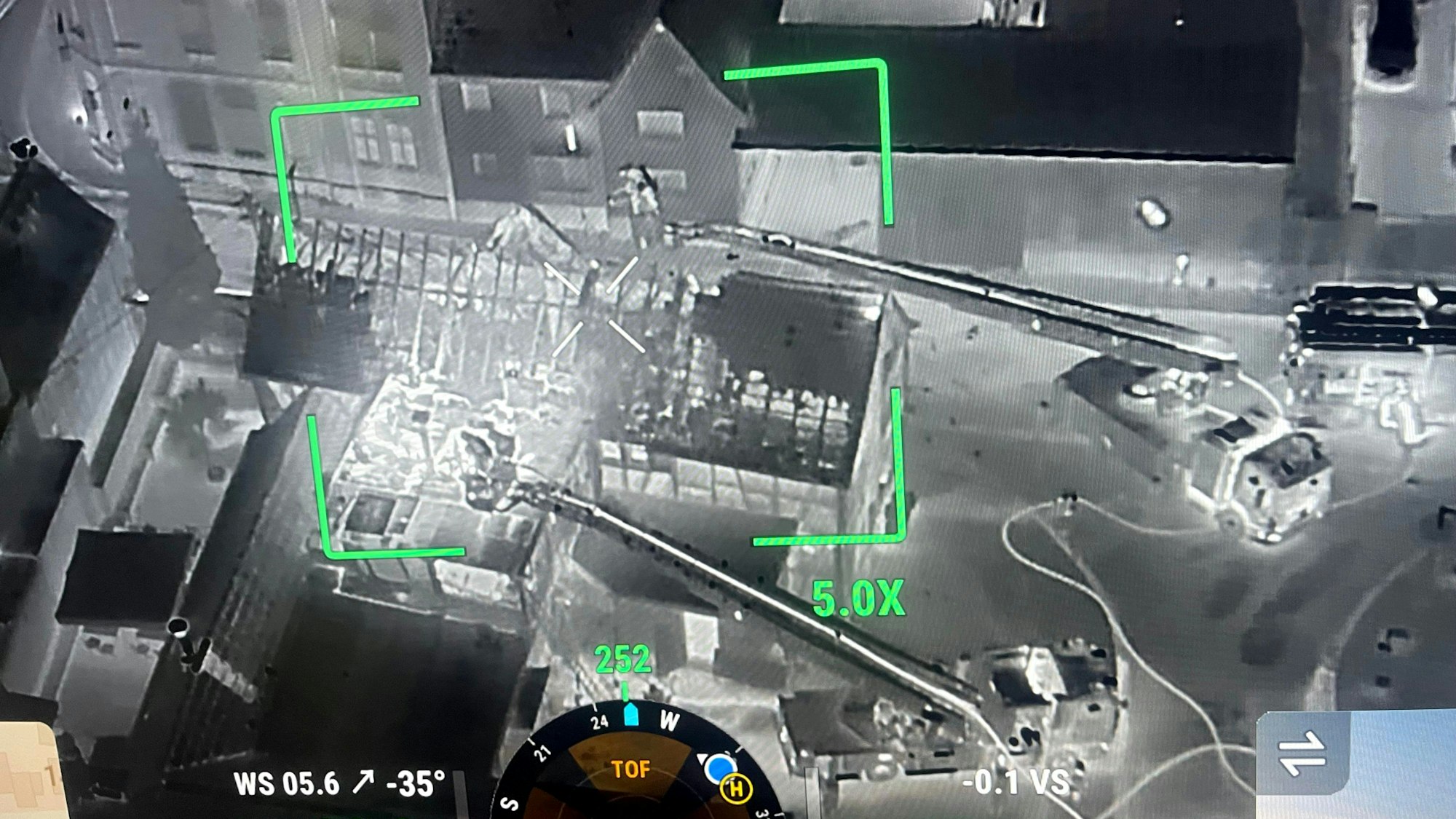 Die Wärmebildaufnahme der Feuerwehrdrohne zeigt die Brandausbreitung im Gebäude und den massiven Löschangriff der ehrenamtlichen Einsatzkräfte.