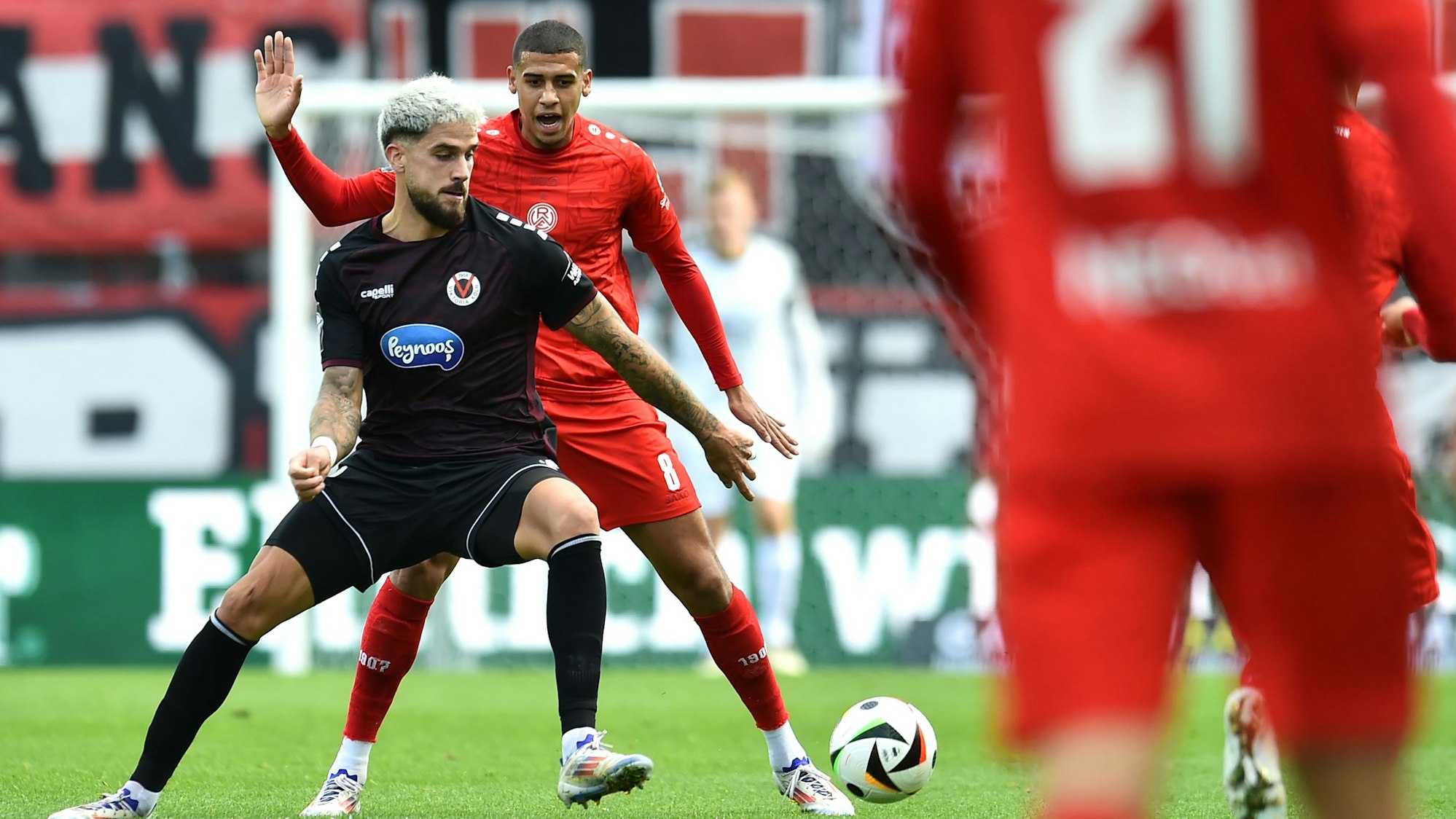 Glücklos gegen Essen: Viktoria-Stürmer Tyger Lobinger (vorne)