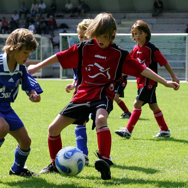 Bildnummer: 03032846 Datum: 12.08.2007 Copyright: imago/Eduard Bopp
GeißbockCup 2007: Zweikampf im Spiel der U9 des 1. FC Köln (in Rot) gegen die U9 des FC Schalke 04; Nachwuchsförderung, U 9, Vdig, quer, Kind, Kinder, Kindersport, Kinderfußball, Geißbock Cup, Zweikampf, Ball, Saison 2007/2008, 1. FC Köln, Jugend, Nachwuchs, Jugendarbeit, Nachwuchsarbeit, Jugendförderung, Köln Fußball 2. BL Herren Mannschaft Deutschland Gruppenbild Aktion Personen