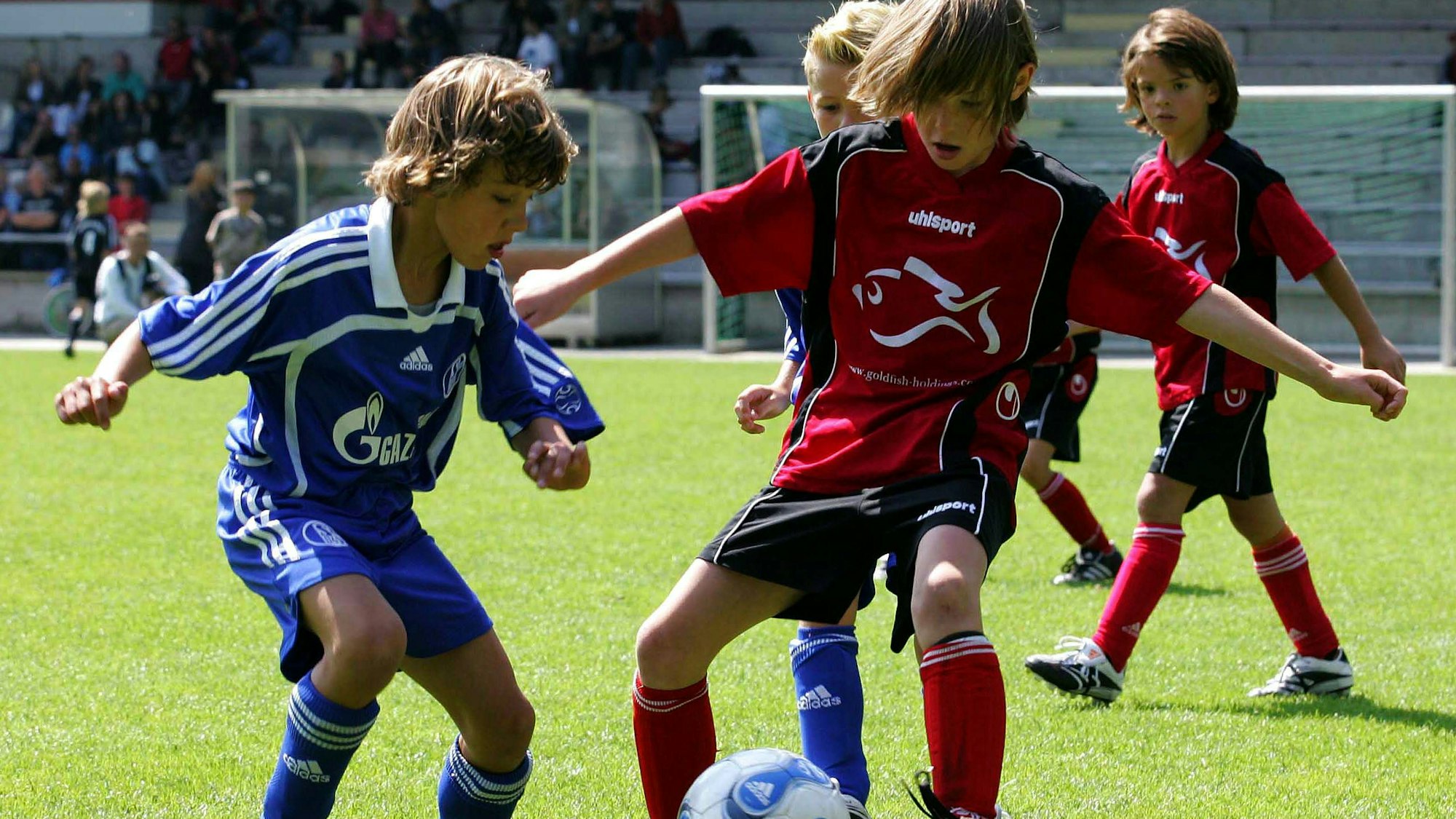 Bildnummer: 03032846 Datum: 12.08.2007 Copyright: imago/Eduard Bopp
GeißbockCup 2007: Zweikampf im Spiel der U9 des 1. FC Köln (in Rot) gegen die U9 des FC Schalke 04; Nachwuchsförderung, U 9, Vdig, quer, Kind, Kinder, Kindersport, Kinderfußball, Geißbock Cup, Zweikampf, Ball, Saison 2007/2008, 1. FC Köln, Jugend, Nachwuchs, Jugendarbeit, Nachwuchsarbeit, Jugendförderung, Köln Fußball 2. BL Herren Mannschaft Deutschland Gruppenbild Aktion Personen