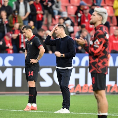 Bilder der Enttäuschung: Trainer Xabi Alonso, Granit Xhaka und Alejandro Grimaldo nach dem Spiel gegen Holstein Kiel 2:2.2