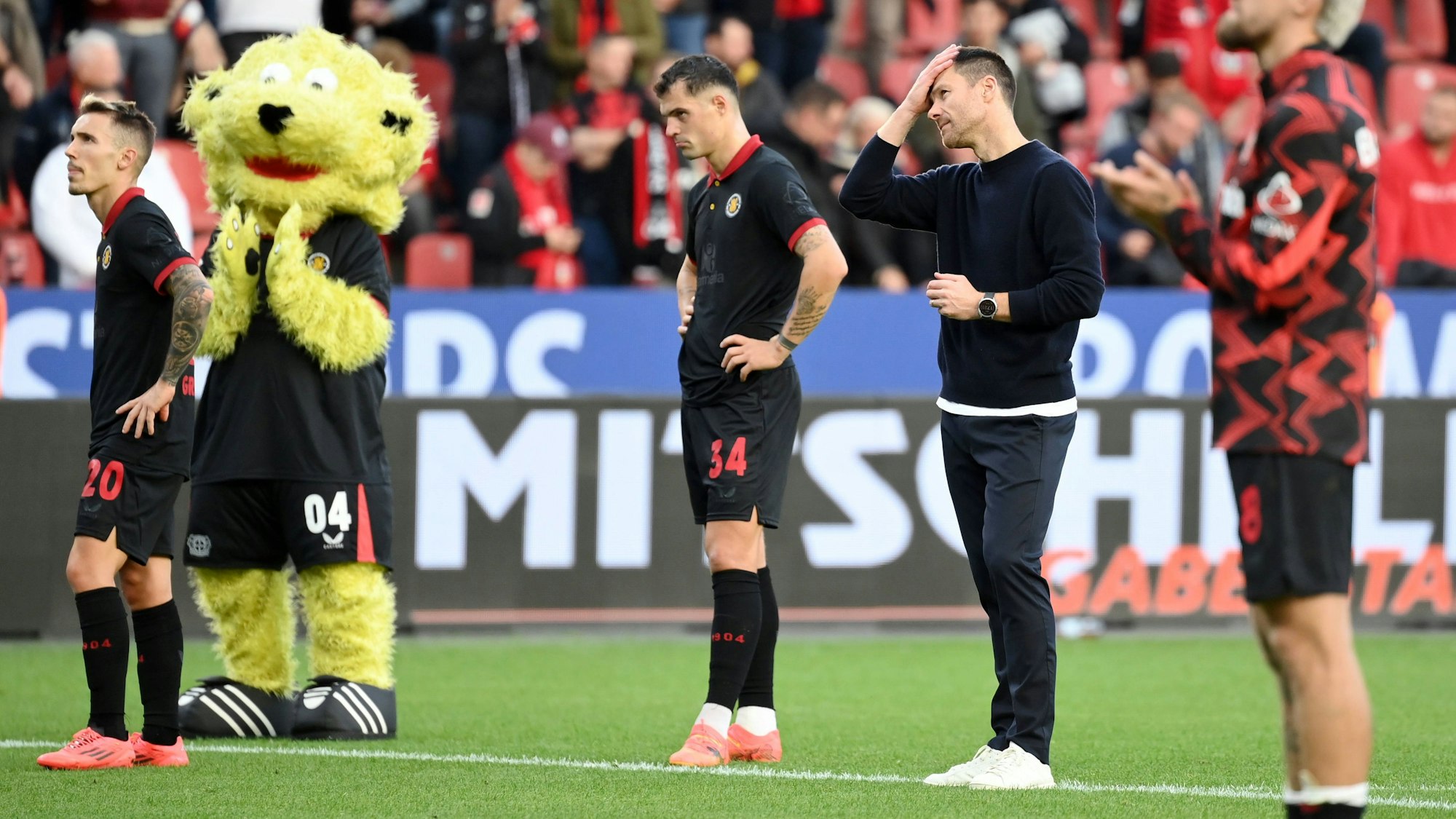 Bilder der Enttäuschung: Trainer Xabi Alonso, Granit Xhaka und Alejandro Grimaldo nach dem Spiel gegen Holstein Kiel 2:2.2