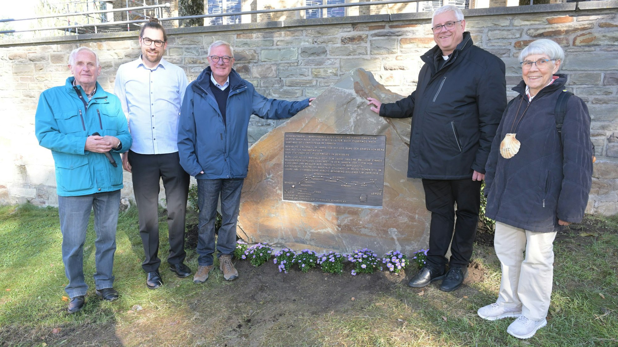 St. Nikolaus Bensberg Einweihung 24. Wegemarke auf dem Jakobusweg
v.l. Werner Höderath, Pfarrer Samulel Dörr, Andreas Lücke, Pfarrer Elmar Kirchner, Annemarie Schmoranza