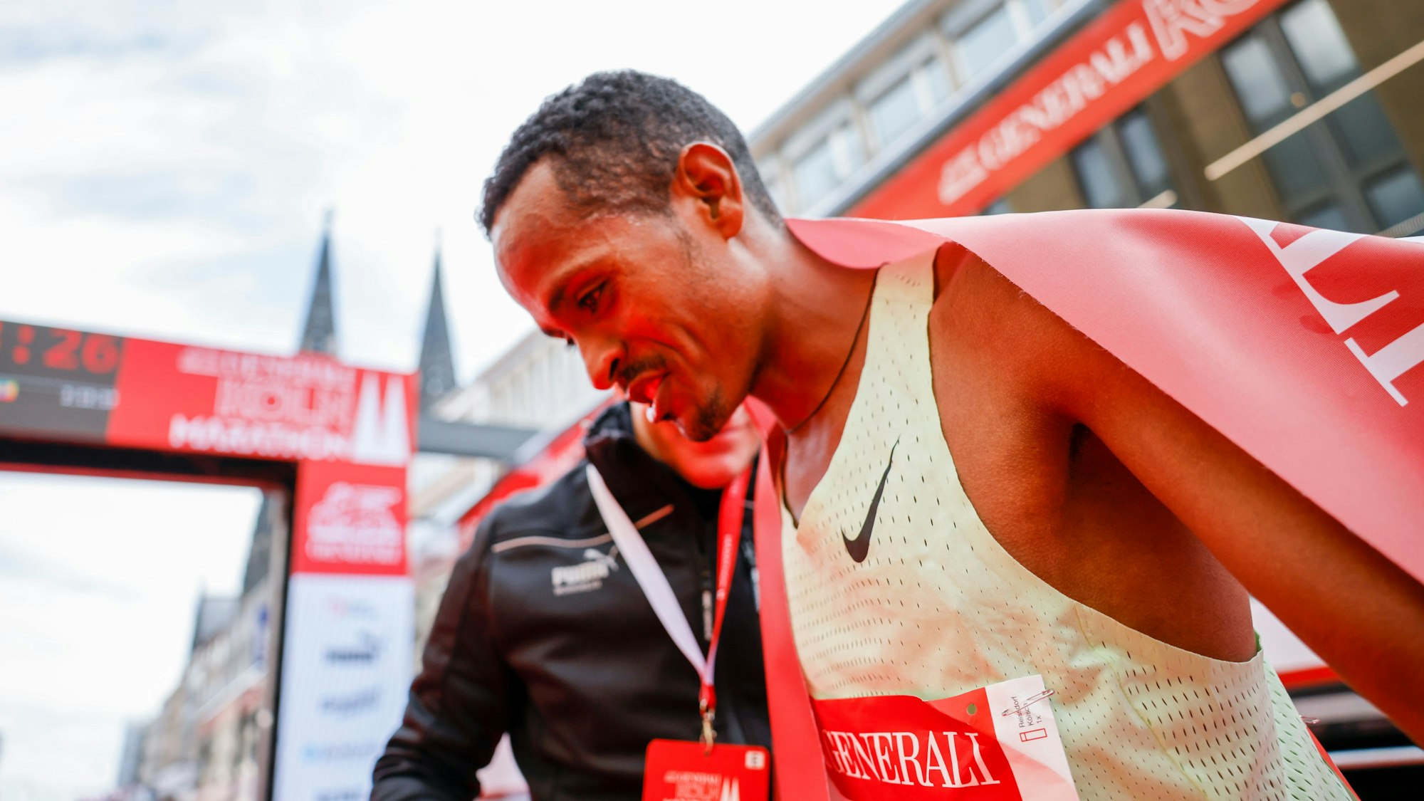 Bei den Männer gewann Demeke Tadesse (Äthiopien) den Marathon in Köln. In der zweiten Rennhälfte lief er ein einsames Rennen an der Spitze. Das soll sich künftig ändern.