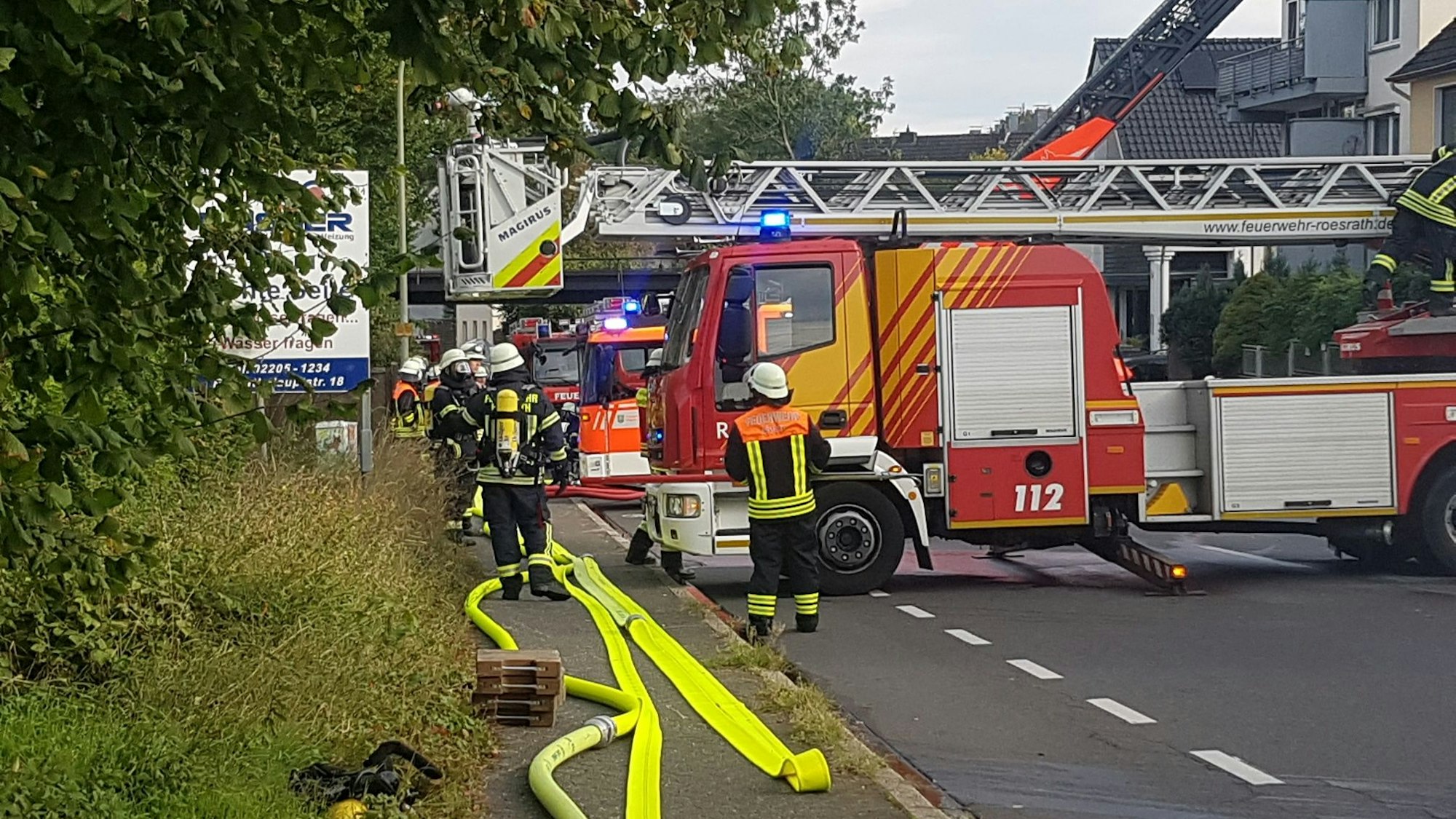 Feuerwehrfahrzeuge stehen quer auf der Straße.