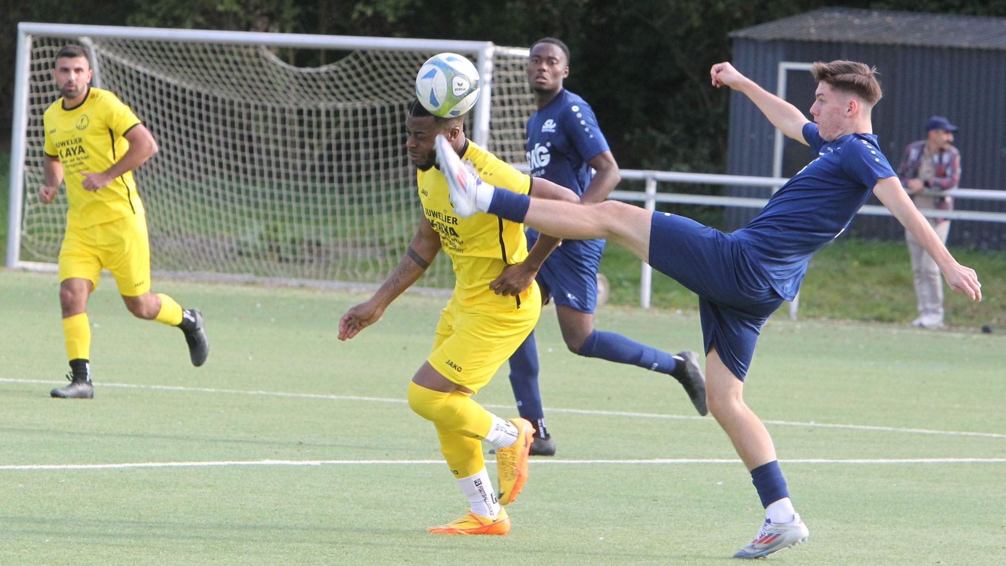 Der Bergheimer Matteo Reinartz (rechts) behielt mit seiner Truppe gegen Andreas Mbenga vom SV Umutspor mit 2:0 die Oberhand.