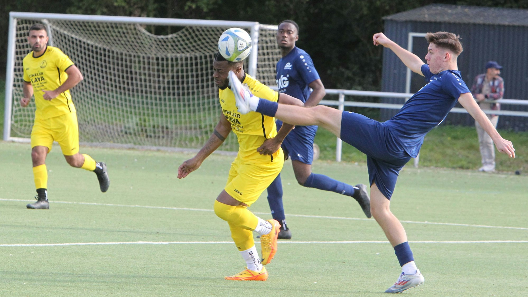 Der Bergheimer Matteo Reinartz (rechts) behielt mit seiner Truppe gegen Andreas Mbenga vom SV Umutspor mit 2:0 die Oberhand.