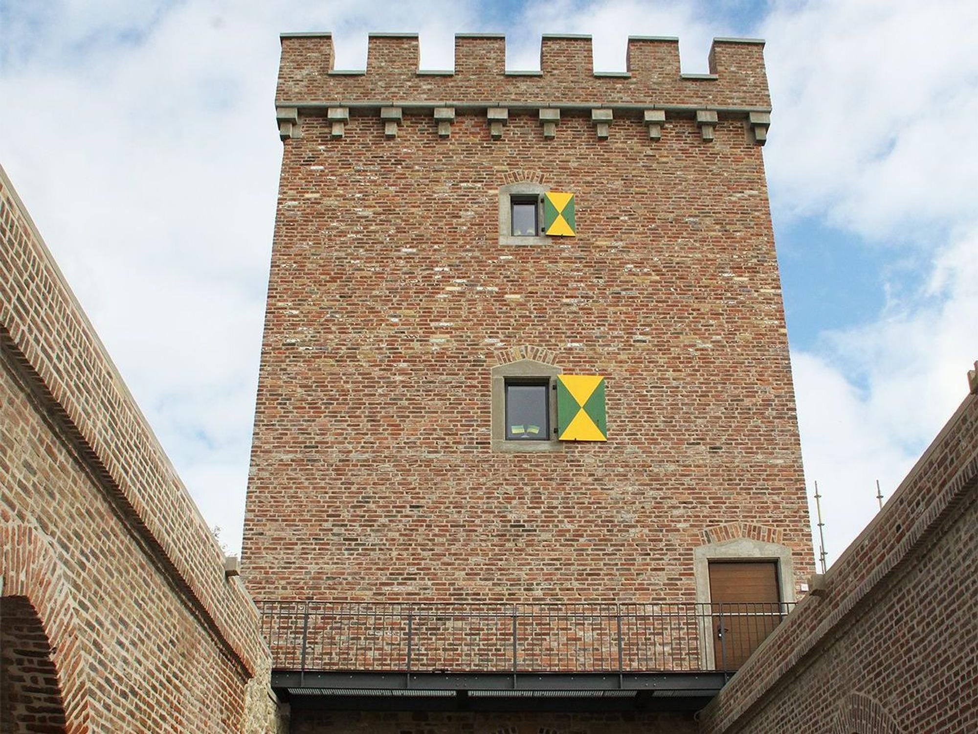 Der wiederaufgebaute Hauptturm des Weiertores.