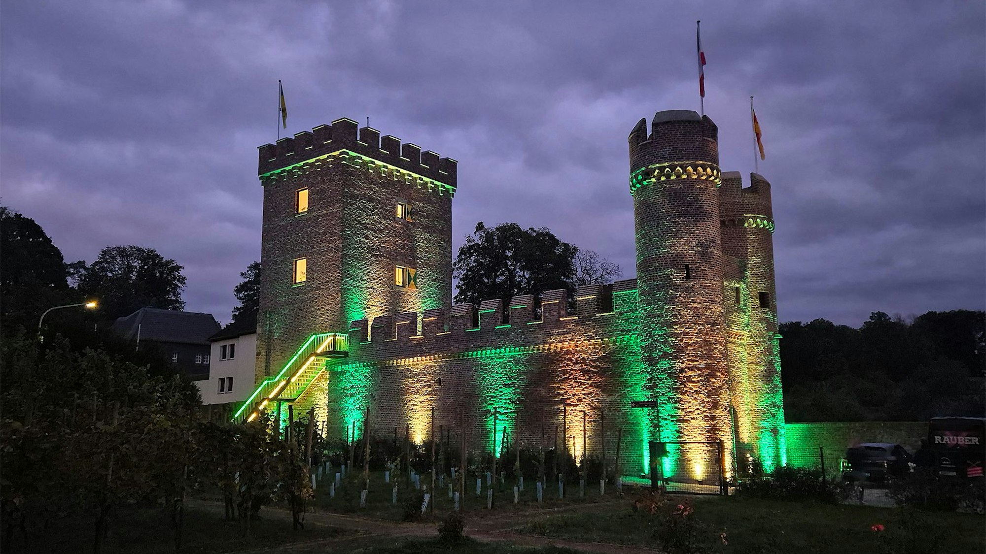Das historische Weiertor ist in den Farben Gelb und Grün angeleuchtet, den Vereinsfarben der Hovener Jungkarnevalisten.