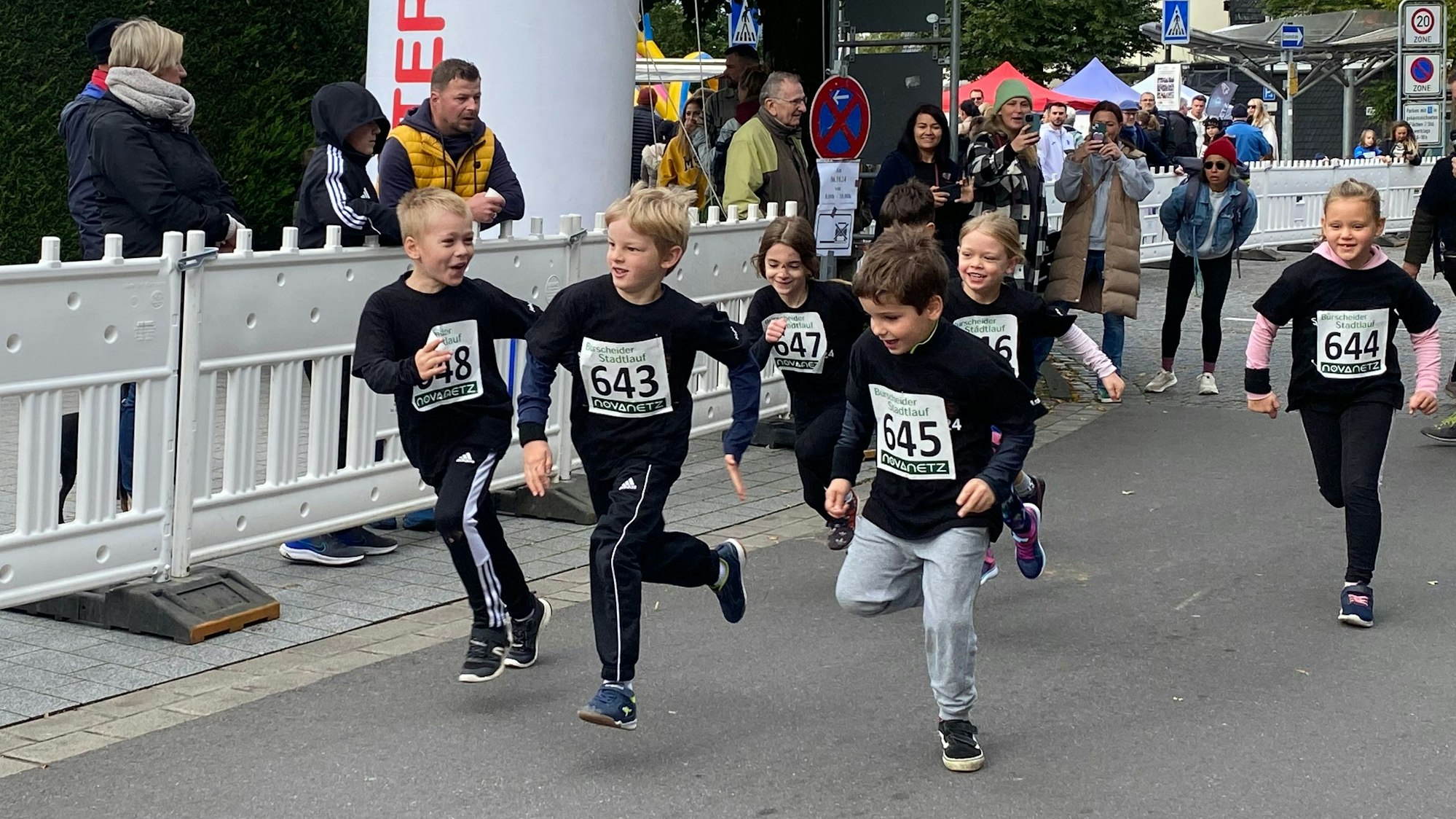 Kinder in schwarzen T-Shirts beim Stadtlauf