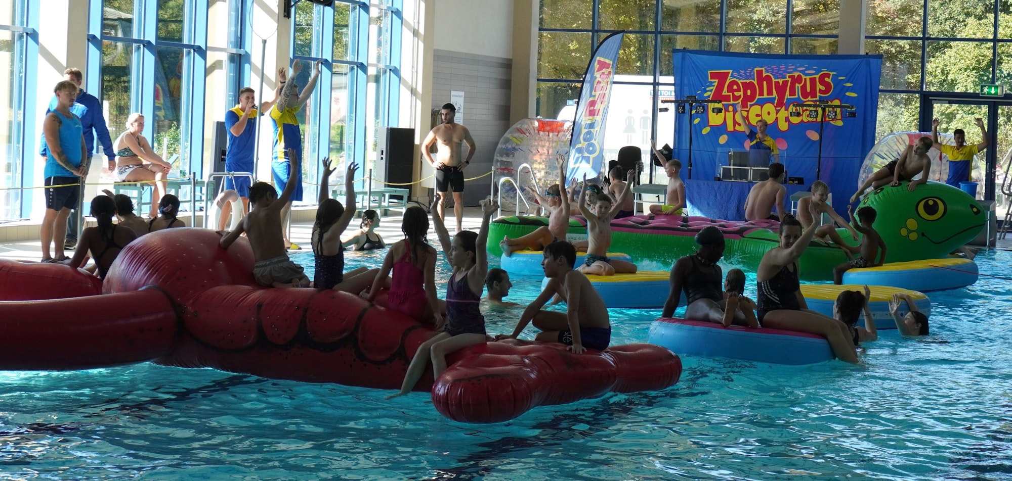 Auf dem Foto sind Badegäste auf aufgeblasenen Schwimmtieren zu sehen.
