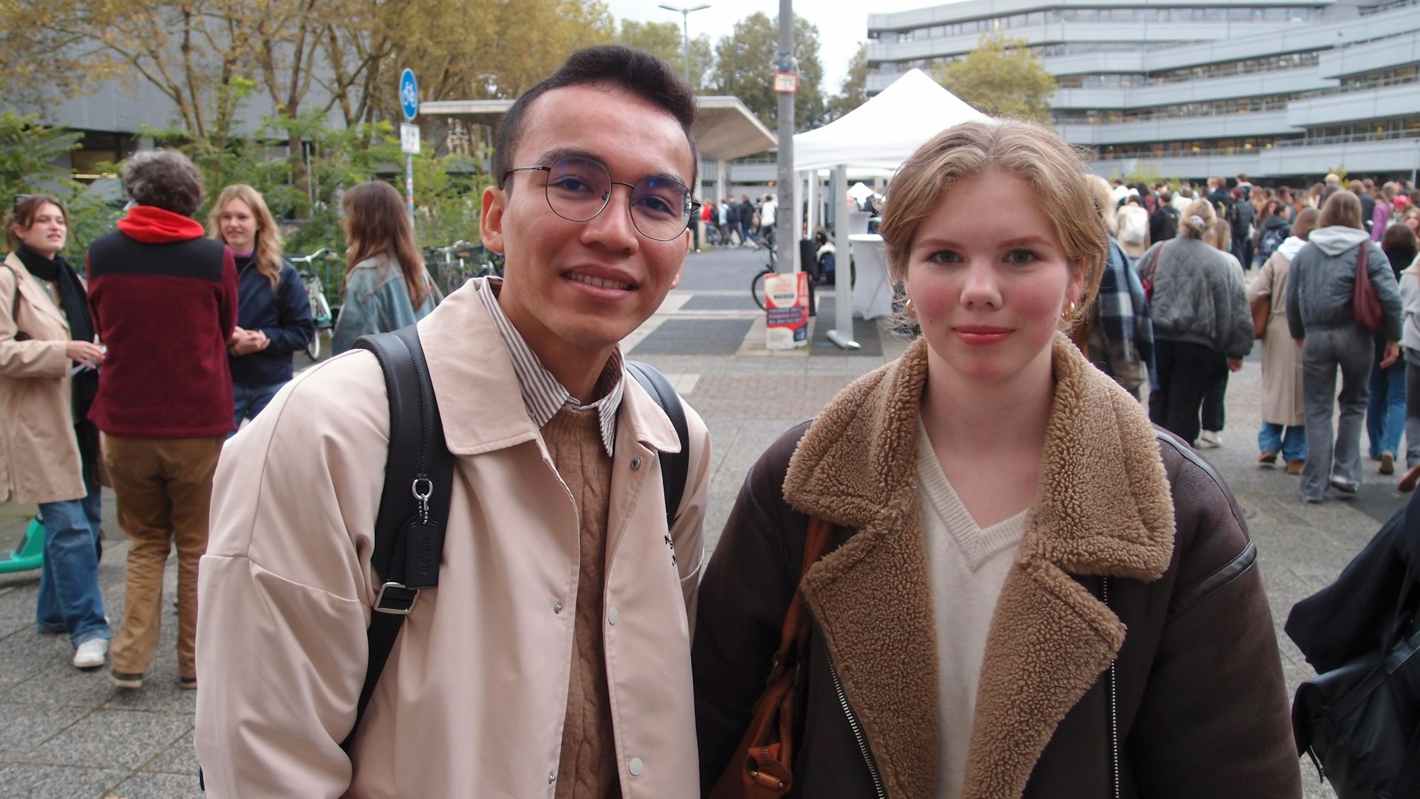 Al (23) und Anna (19) auf dem Campus am Albertus-Magnus-Platz. Beide studieren Psychologie und nahmen an der offiziellen Begrüßung der Erstsemester in der großen Aula der Uni Köln teil.