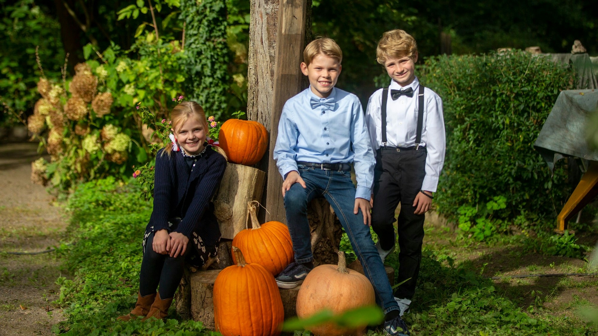 Kinderjungfrau Philippa (Philippa Eggerath), Kinderprinz Ole I. (Ole Schloenbach) und Kinderbauer Anton (Anton Kewitz).