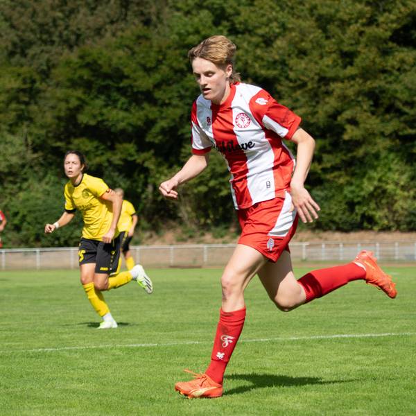 Cologne, Germany, September 8th 2024: Vivien Schwing 15 Fortuna Köln controls the ball during the DFB Pokal match between Fortuna Köln and SV 67 Weinberg at BZA Chorweiler, Merianstraße in Cologne, Germany. QIANRU Qianru Zhang/SPP PUBLICATIONxNOTxINxBRAxMEX Copyright: xQianruxZhang/SPPx spp-en-QiZh-DSC_0785-Enhanced-NR