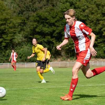 Cologne, Germany, September 8th 2024: Vivien Schwing 15 Fortuna Köln controls the ball during the DFB Pokal match between Fortuna Köln and SV 67 Weinberg at BZA Chorweiler, Merianstraße in Cologne, Germany. QIANRU Qianru Zhang/SPP PUBLICATIONxNOTxINxBRAxMEX Copyright: xQianruxZhang/SPPx spp-en-QiZh-DSC_0785-Enhanced-NR