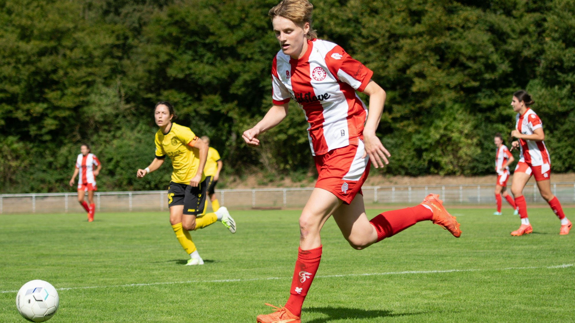 Cologne, Germany, September 8th 2024: Vivien Schwing 15 Fortuna Köln controls the ball during the DFB Pokal match between Fortuna Köln and SV 67 Weinberg at BZA Chorweiler, Merianstraße in Cologne, Germany. QIANRU Qianru Zhang/SPP PUBLICATIONxNOTxINxBRAxMEX Copyright: xQianruxZhang/SPPx spp-en-QiZh-DSC_0785-Enhanced-NR
